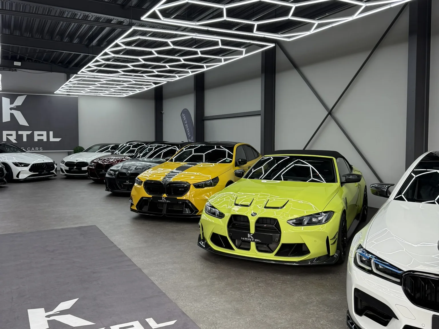 Showroom von Kartal Exclusive Cars mit BMW M4 und M8